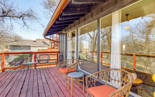 Creekside Cottage w/ Deck & Hot Tub in Belton