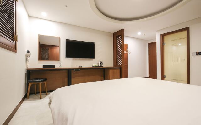 Themepark Tourist Hotel