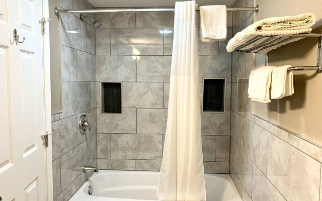 Hometowne Inn & Suites