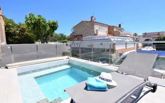 392- casa al canal con amarre y jacuzzi
