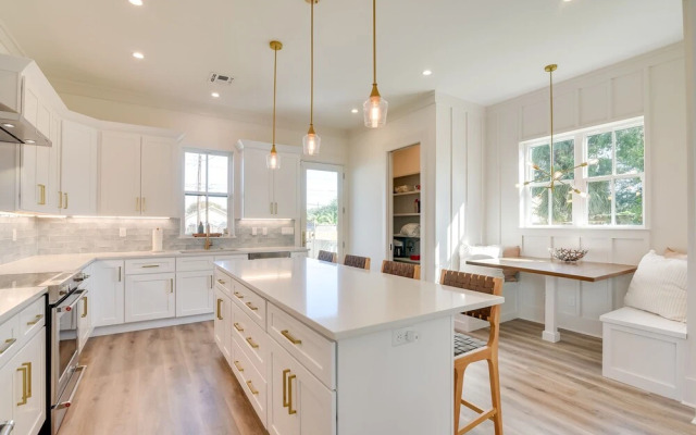 Upscale Home w/ 2 Balconies in Galveston!