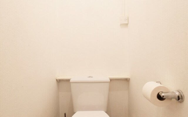 Bright and Spacious 2 Bed Apartment - Sleeps 4