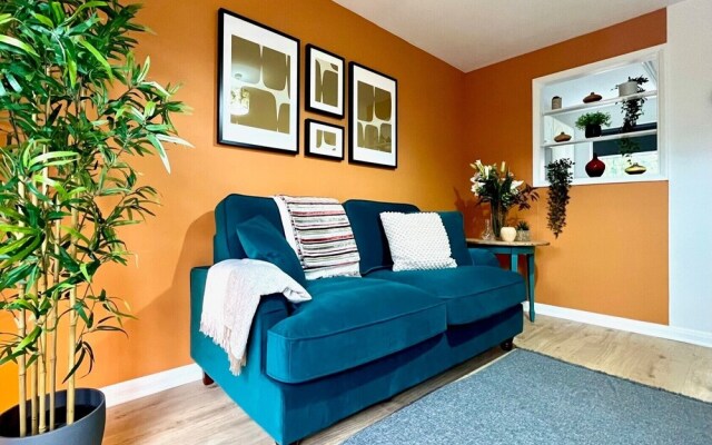 Charming Home Near Gatwick Airport