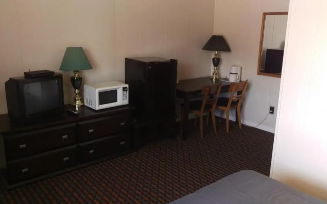 Bay Lake Inn (Frontiersman Motel)