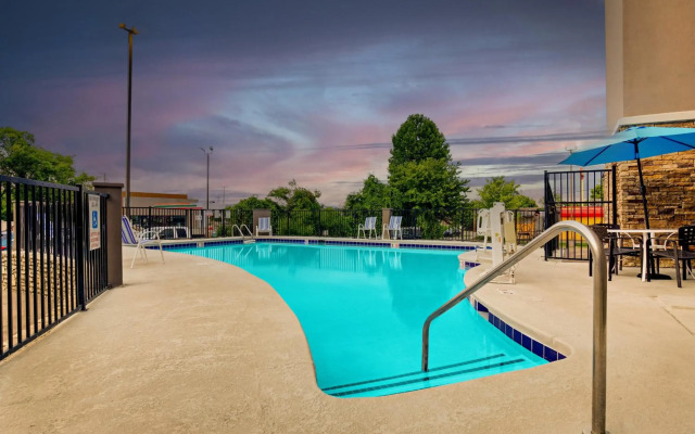 Holiday Inn Express W-I40/Whitebridge Road by IHG