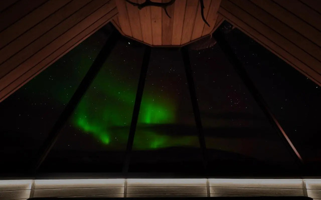 Arctic Land Glass Igloos