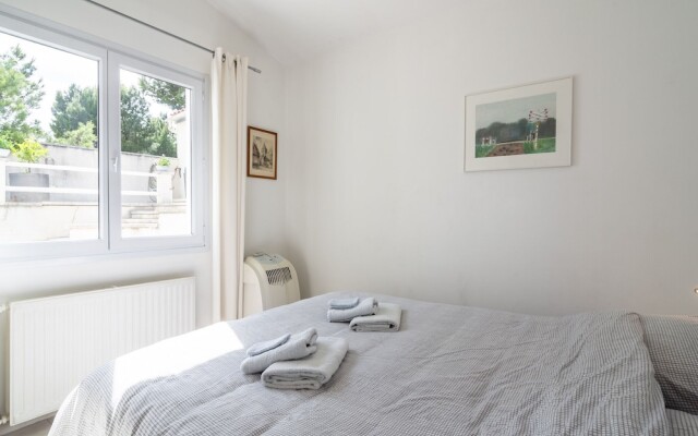 Alluring Villa in Pouzols-minervois With Jacuzzi