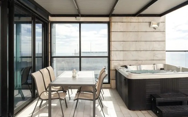 Luxury Penthouse on High Floor with Hot Tub