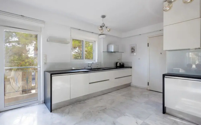 Elegant Coastal Haven Fully Renovated 3-bedroom Apartment