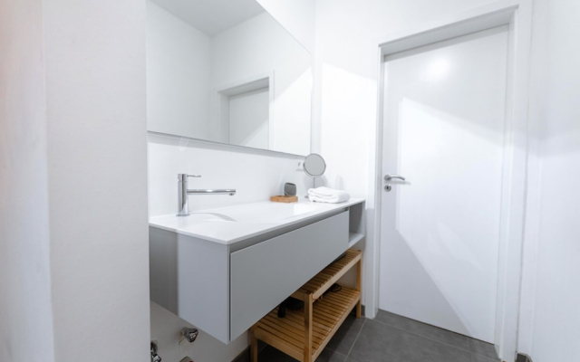Stylish Open 1BR Apt in Cents w Balcony