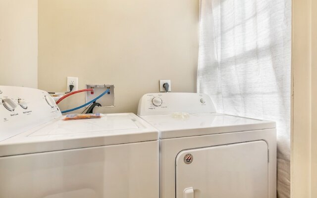 2BD Spacious condo Steps from ST Charles