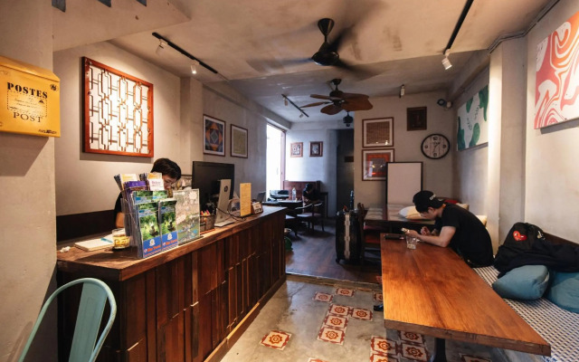 9 Hostel and Bar