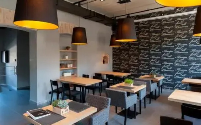 Qbatura Cafe & Hotel