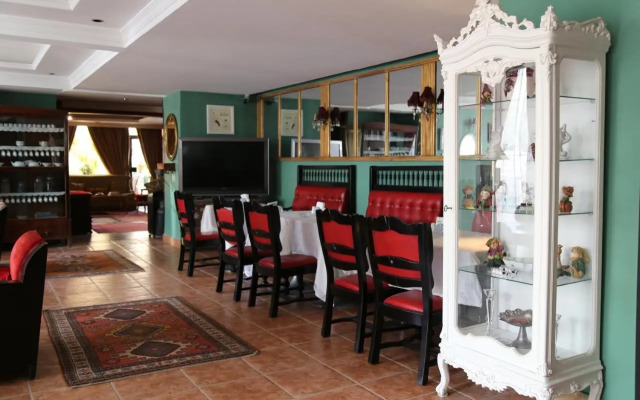 Gondola Hotel And Suites