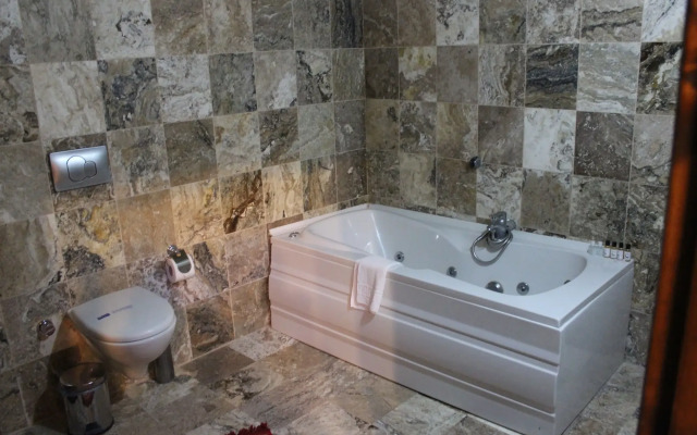 Dilek Tepesi Cave Hotel