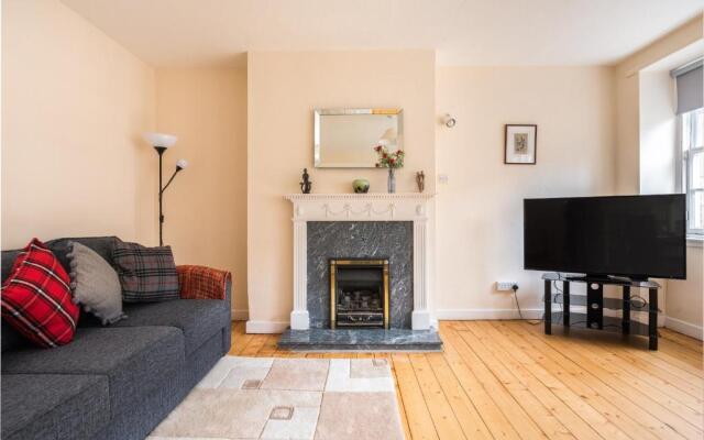Sunny & spacious Royal Mile apt dating from 1677