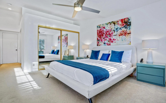 Elegant modern Palm Desert getaway