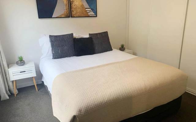 4 bedroom home, unlimited wifi, fantastic lake views with private balcony – Guest Rooms – Queenstown
