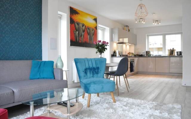 Modern 2 Bedroom East London Apartment With Balcony