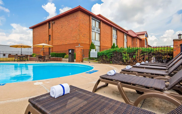 Best Western Luxbury Inn Fort Wayne