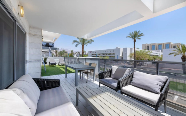 Pool side luxury suite at Royal Park-New Listing