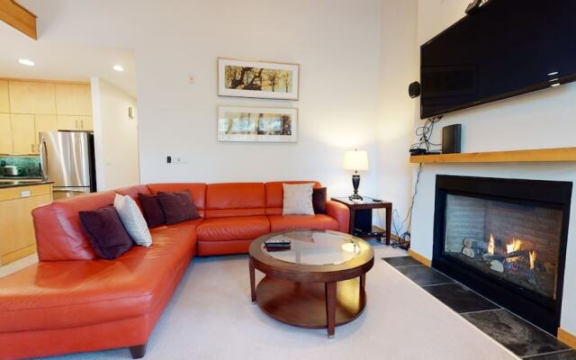 Solstice 18 Beautiful and Modern, Private Washer Dryer, Close to Eagle Lodge by RedAwning