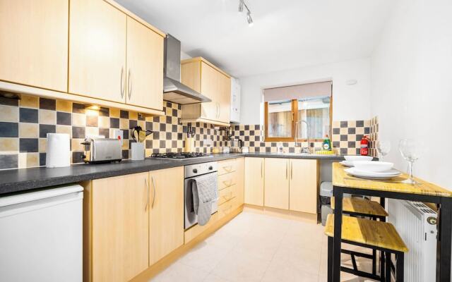 Cosy 2 bed Apt With Free Parking by Oldbury
