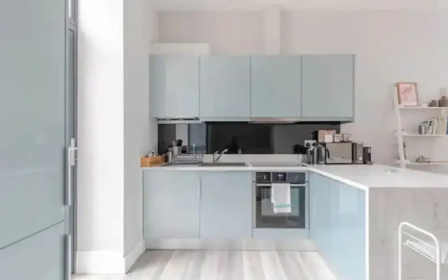 Chic 1BD Flat W/patio - 2 Mins From Baron's Court!
