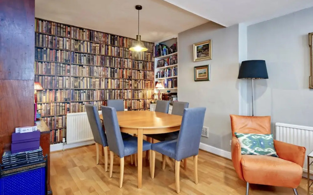 Lovely 2-bed Garden Flat in West Kensington
