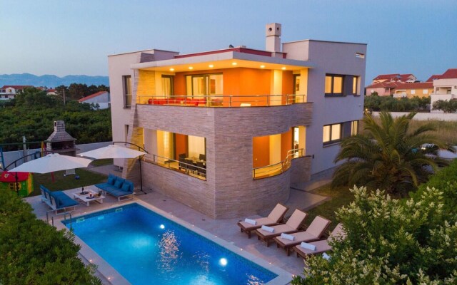 Beautiful Home in Zaton With Wifi and 6 Bedrooms