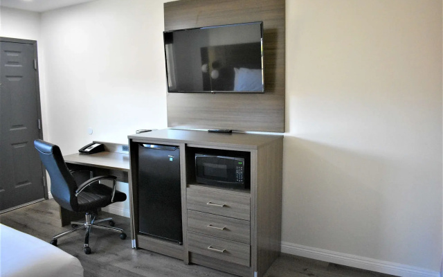 Signature Anaheim Maingate
