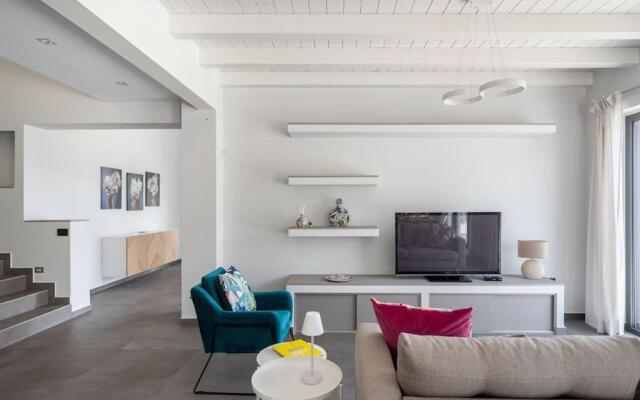 3 Bedroom Modern Villa, Pool, Savoca, East Sicily