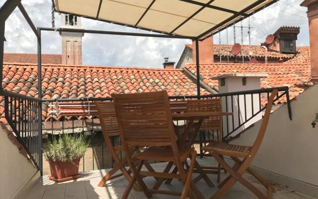 Venice Homes & Holidays Art District