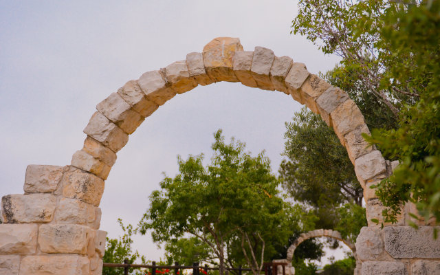 Logos hotel in Yad Hashmona