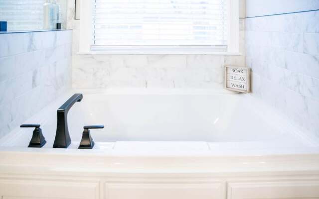 Modern Farmhouse - 2 Blocks to Downtown Square!