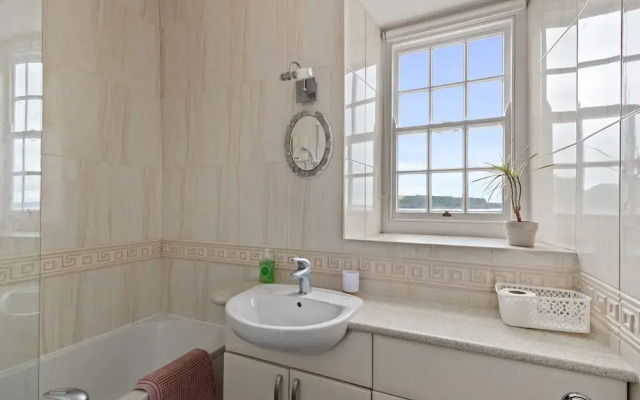 Laston Garden Apartment - Sea Views Large Terrace