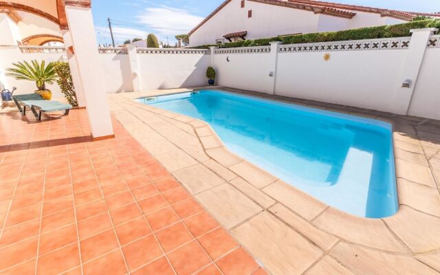 Cosy Holiday Home L'escala With Swimming Pool