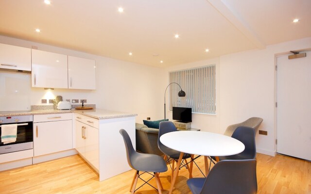 Bright Godfrey Place Nest - HEN21