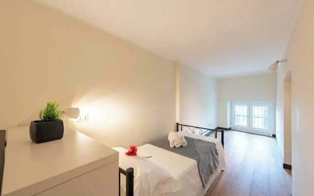 Beautiful Flat Next To Aquarium