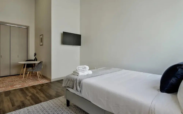 High End Old Town Loft + Pool + Clubhouse