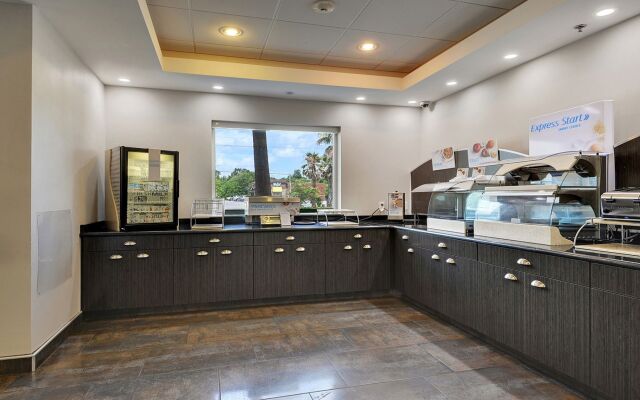 Holiday Inn Express & Suites Gonzales by IHG