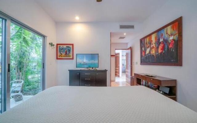Beachside Retreat - Mujeres Bailando