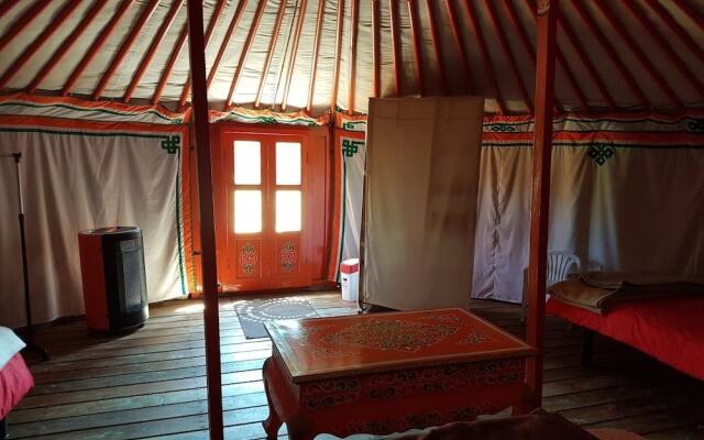 Les Truffiers Yourtes et roulotte