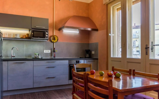 Spacious & Smart Center Apartment