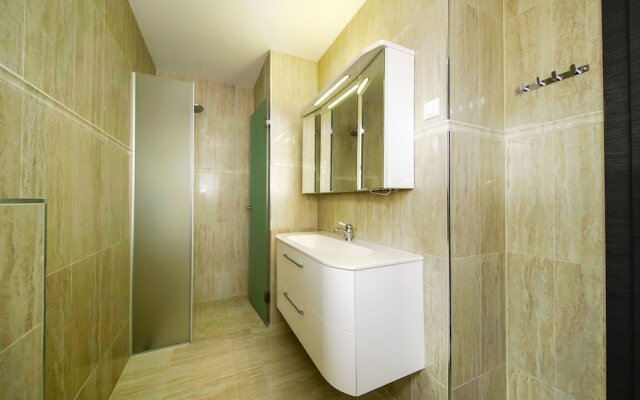 Luxurious Villa with Private Swimming Pool, Hot Tub, Sauna, Lovely Taverne