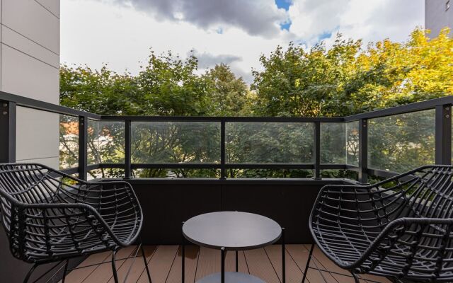 Warsaw Aleja Solidarności by Renters