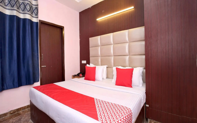 OYO 13119 Hotel Skydeep