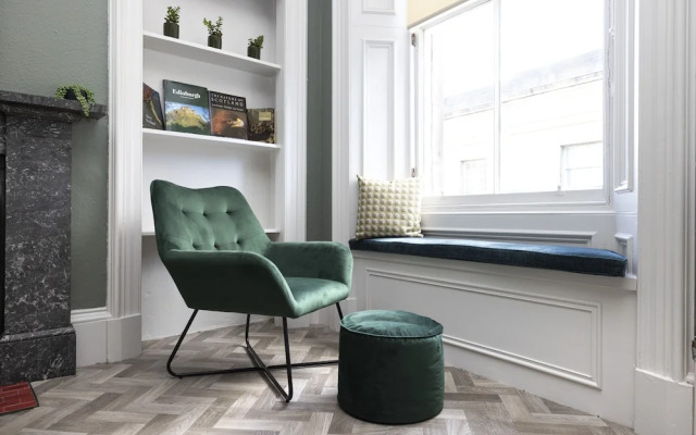 JOIVY Homely 1-Bed Flat By St Giles W/ Desk