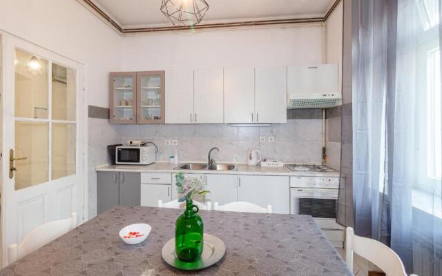 Apartment G37