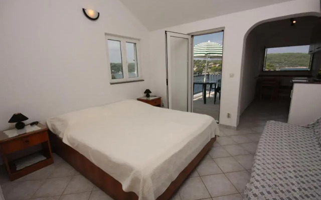 Apartments by the sea Necujam, Solta - 5182
